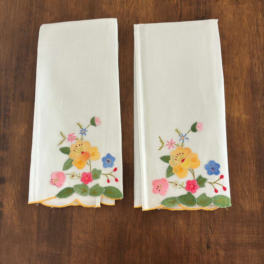 Embroidered Floral Cotton Napkins – Set of 2 Scalloped Edge Cottage Style